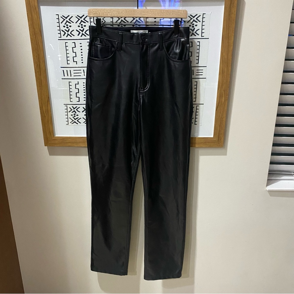 A&F The 90’s Straight Ultra HR Vegan Leather Pant - Picture 1 of 5